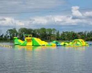 Waterpark bij Vakantiehuisje in Offingawier, avontuurlijke vakantiewoning aan Sneekermeer.