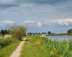 Wandelpad langs het Sneekermeer bij Vakantiehuisje in Offingawier, natuurrijke vakantiewoning.