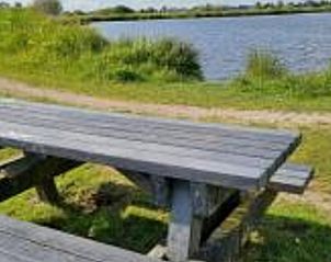 Picknickbank aan het water bij Vakantiehuisje in Offingawier, ontspannen vakantiewoning aan Friese meren.