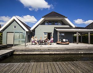 Villa de Goudplevier in Offingawier, een ruime 6-persoons villa met serre aan het Sneekermeer, ideaal voor een ontspannen vakantie aan het water.