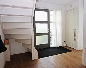 Ingang van Villa de Goudplevier, een 6-persoons villa met serre in Offingawier, Sneekermeer. Gezellige entree met houten vloer en natuurlijke lichtinval.