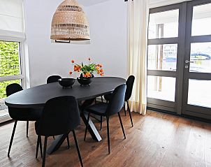 Gezellige eetkamer in Villa de Goudplevier, een 6 persoons villa met serre in Offingawier, Sneekermeer, Friese meren.