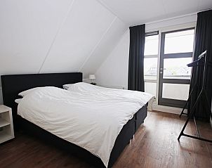 Sfeervolle slaapkamer in Villa de Goudplevier, een 6-persoons villa met serre in Offingawier, Sneekermeer, Friese meren.