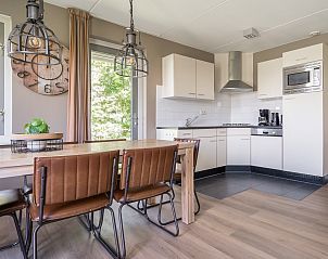 Moderne keuken en eetruimte in Vakantiewoning de Tjalk, Offingawier, Sneekermeer, ideaal vakantiehuis in de Friese meren.