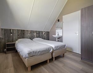 Sfeervolle slaapkamer in Vakantiewoning de Tjalk, Offingawier, met comfortabele bedden en rustgevende inrichting nabij het Sneekermeer, Friese meren.