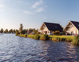 Vakantiewoning de Tjalk in Offingawier biedt een prachtig uitzicht op het Sneekermeer, ideaal voor natuurliefhebbers in de Friese meren.