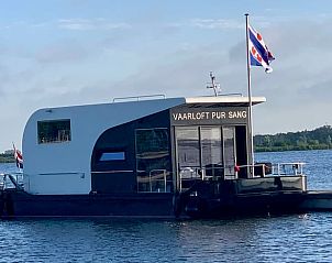 Vakantiehuis in Offingawier, een drijvende accommodatie op het Sneekermeer omgeven door Friese meren.