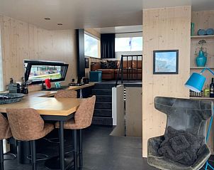 Moderne binnenruimte van Vakantiehuis in Offingawier met gezellige zithoek en keuken in Friese meren.