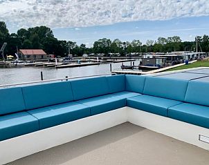 Terras van Vakantiehuis in Offingawier met uitzicht op de haven van het Sneekermeer, Friese meren.