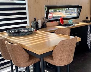 Eetgedeelte in Vakantiehuis in Offingawier met moderne keuken, gelegen aan het Sneekermeer.