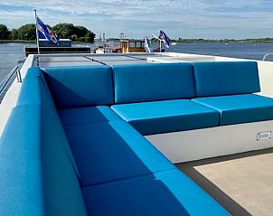 Ruim dakterras van Vakantiehuis in Offingawier met comfortabele zitplaatsen aan het Sneekermeer.