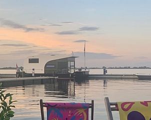Gezellig terras bij Vakantiehuis in Offingawier met uitzicht op Sneekermeer, Friese meren.