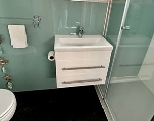 Moderne badkamer in Vakantiehuis in Offingawier, gelegen aan het Sneekermeer.