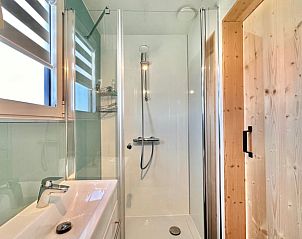 Stijlvolle douche in Vakantiehuis in Offingawier, een drijvende accommodatie op het Sneekermeer.