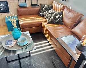 Comfortabele zithoek in Vakantiehuis in Offingawier, ideaal voor ontspanning aan het Sneekermeer.