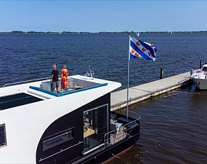 Dakterras van Vakantiehuis in Offingawier met uitzicht op het Sneekermeer, ideaal voor ontspanning.