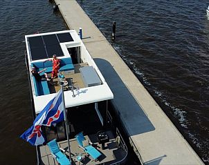 Bovenaanzicht van Vakantiehuis in Offingawier met terras aan het Sneekermeer, Friese meren.