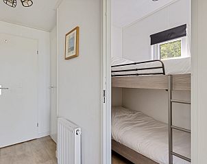 Stapelbed in kinderkamer van Chalet de Tjotter, een gezinsvriendelijk vakantiehuis in Offingawier, Sneekermeer.
