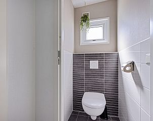 Moderne badkamer van Chalet de Tjotter in Offingawier, Sneekermeer, met strakke afwerking en natuurlijke lichtinval.