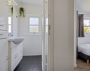 Stijlvolle badkamer in Chalet de Tjotter, Offingawier, met moderne voorzieningen en uitzicht op de natuur.