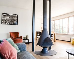 Stijlvolle open haard in de woonkamer van Huisje in Akkrum, vakantiehuis in Sneekermeer, Friese meren.