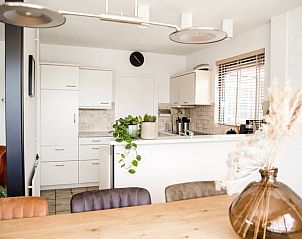 Volledig uitgeruste keuken in Huisje in Akkrum, vakantiehuis aan het Sneekermeer, Friese meren, met moderne voorzieningen.