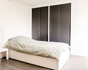 Lichte slaapkamer in Huisje in Akkrum, vakantiehuis bij Sneekermeer, Friese meren, met ruime opbergmogelijkheden.