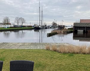 Rustgevend waterzicht vanaf Huisje in Akkrum, vakantiehuis bij Sneekermeer, Friese meren, ideaal voor ontspanning.