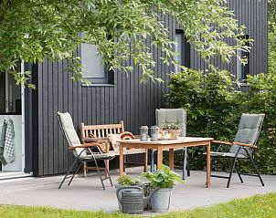 Terras bij Vakantiehuis in Akkrum, Sneekermeer, met comfortabele stoelen en een tafel in de Friese meren.