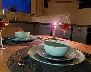 Romantisch diner bij kaarslicht in Vakantiehuisje in Akkrum, vakantiewoning gelegen aan Sneekermeer, Friese meren.