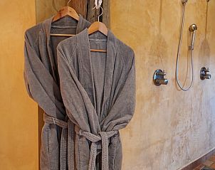 Luxe badjassen in badkamer van Vakantiehuisje in Akkrum, vakantiewoning aan Sneekermeer, Friese meren.