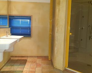 Moderne badkamer met dubbele wastafel in Vakantiehuisje in Akkrum, vakantiewoning nabij Sneekermeer, Friese meren.