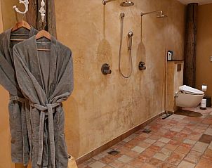 Stijlvolle douche en badjassen in Vakantiehuisje in Akkrum, vakantiewoning aan Sneekermeer, Friese meren.