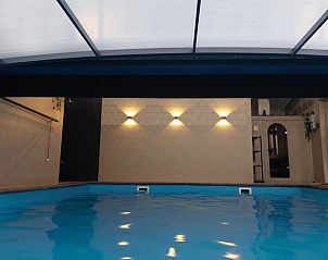 Overdekt zwembad in Vakantiehuisje in Akkrum, ontspannende vakantiewoning bij Sneekermeer, Friese meren.