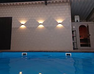 Binnenzwembad met sfeerverlichting in Vakantiehuisje in Akkrum, vakantiewoning aan Sneekermeer, Friese meren.