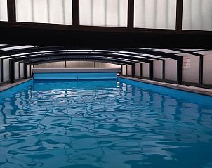 Lang zwembad met overkapping in Vakantiehuisje in Akkrum, vakantiewoning bij Sneekermeer, Friese meren.