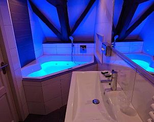 Moderne badkamer in Die Port van Cleve vakantiehuis, Enkhuizen, met luxe jacuzzi aan de IJsselmeerkust.