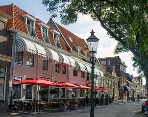 Buitenterras van Die Port van Cleve vakantiehuis in Enkhuizen, ideaal voor ontspanning aan de IJsselmeerkust.