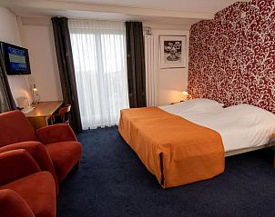 Ruime slaapkamer in Die Port van Cleve vakantiehuis, Enkhuizen, met elegant interieur aan de IJsselmeerkust.