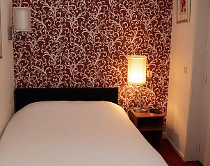 Lichte kamer in Die Port van Cleve vakantiehuis, Enkhuizen, met moderne voorzieningen aan de IJsselmeerkust.