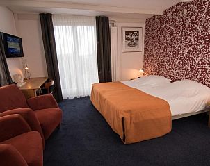 Die Port van Cleve vakantiehuis in Enkhuizen, met charmante gevel en terras aan de IJsselmeerkust.