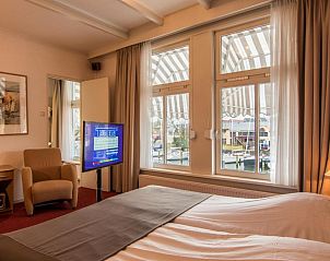 Panoramisch uitzicht vanuit Die Port van Cleve vakantiehuis, Enkhuizen, over de historische stad aan de IJsselmeerkust.