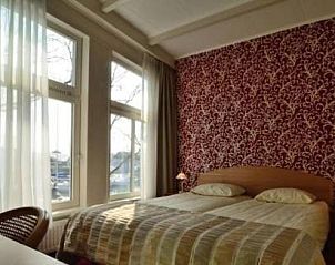 Historische toren in de haven van Enkhuizen, vlakbij Die Port van Cleve vakantiehuis aan de IJsselmeerkust.