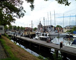 Romantische slaapkamer met hemelbed in Die Port van Cleve vakantiehuis, Enkhuizen, aan de IJsselmeerkust.