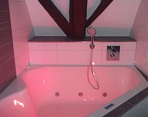 Elegante tweepersoonskamer in Die Port van Cleve vakantiehuis, Enkhuizen, met stijlvol decor aan de IJsselmeerkust.