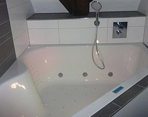 Stijlvolle kamer in Die Port van Cleve vakantiehuis, Enkhuizen, met warme kleuren aan de IJsselmeerkust.