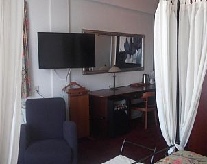 Die Port van Cleve vakantiehuis in Enkhuizen, met uitzicht op historische gebouwen aan de IJsselmeerkust.