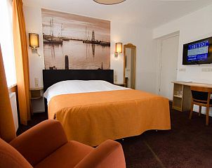 Luxe badkamer in Die Port van Cleve vakantiehuis, Enkhuizen, met moderne douche aan de IJsselmeerkust.