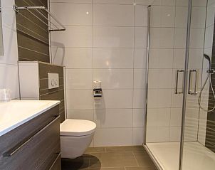 Sfeervolle kamer in Die Port van Cleve vakantiehuis, Enkhuizen, met elegant interieur aan de IJsselmeerkust.