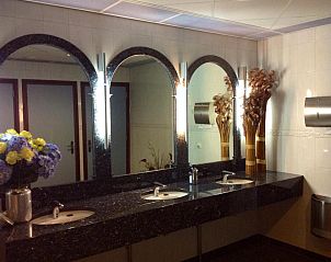 Stijlvolle badkamer met dubbele wastafel in SuyderSee Hotel, Enkhuizen, Noord-Holland.